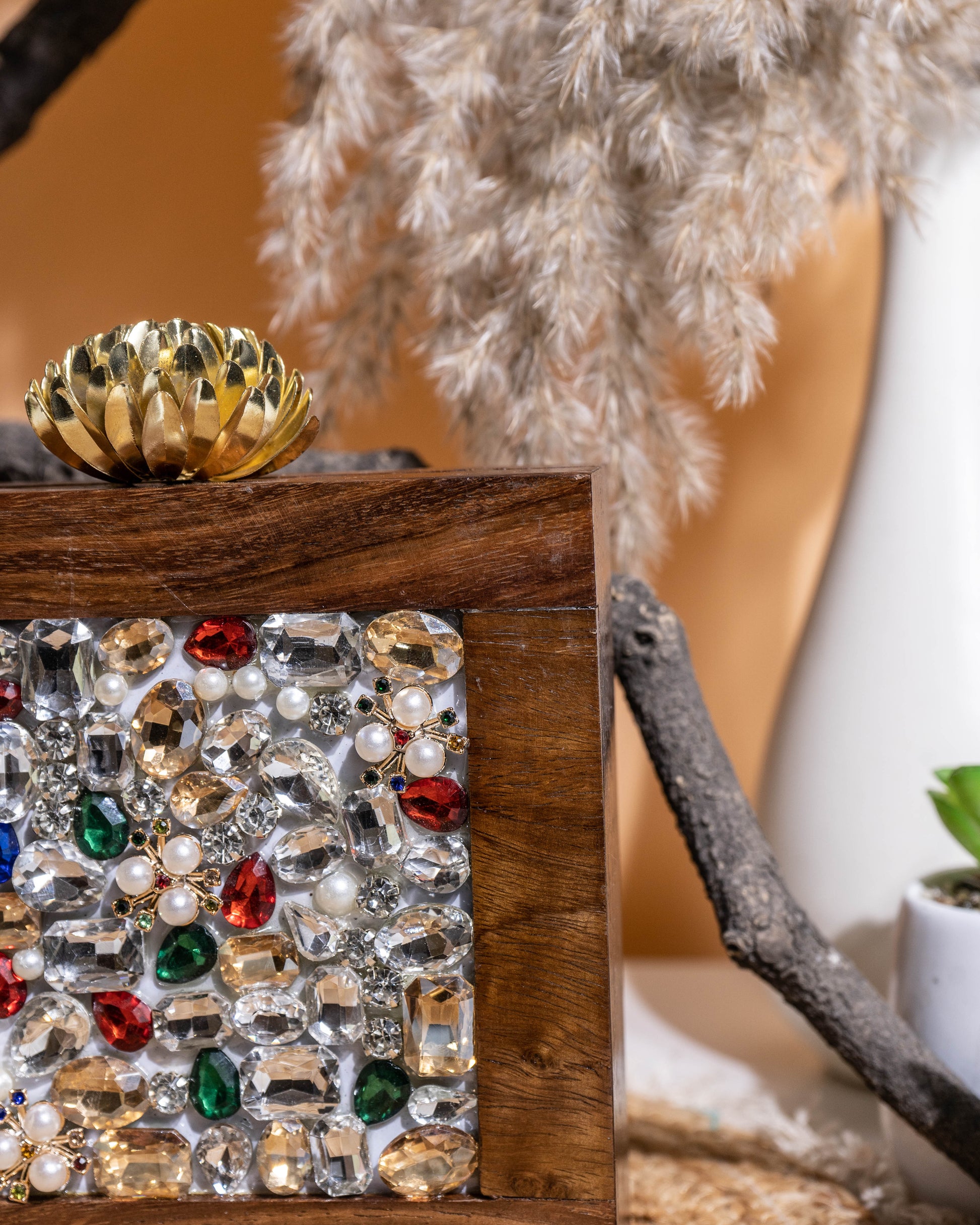 Royal Éclat Lotus Clutch